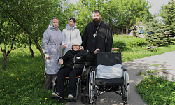 Благочинный Каменского церковного округа передал инвалидную коляску и денежные средства семье Яицких